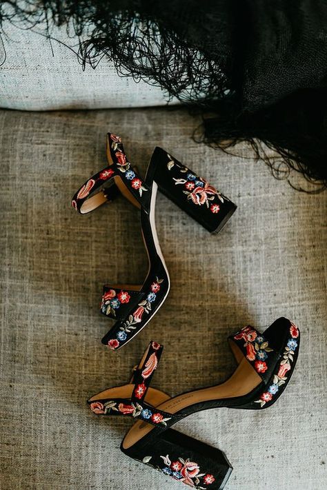 black velvet platform sandals with block heels and colorful floral embroidery all over for a boho festival wedding Country Style Clothes, Outfit Mexicano, Quinceanera Shoes, Mexican Inspired Wedding, Boho Wedding Shoes, Edgy Bridal, Mexican Quinceanera, Boda Mexicana, Fort Worth Wedding