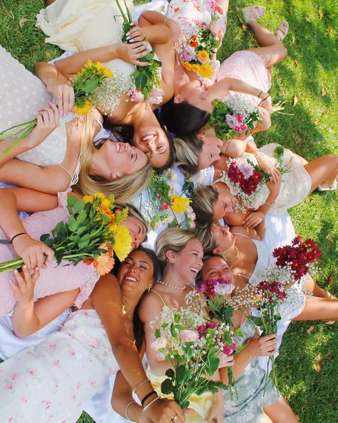 Group Flower Photoshoot, Photoshoot In A Garden, Garden Party Pictures, Bid Day Photos, Flower Bid Day Theme, Earth Day Photoshoot, Pictures To Do With Friends, Field Photoshoot Friends, Garden Party Theme Ideas