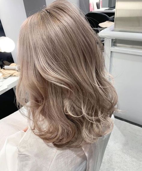 Milk Tea Ash Hair Color, Light Beige Blonde Hair, Light Ashy Blonde Hair, Ash Beige Hair, Dusty Blonde Hair, Ash Beige Blonde, Beige Hair, Korean Hair Color, Ash Hair Color