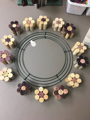 Wine Cork Flower Pot, Cork Wreaths How To Make A, Wine Walk Ideas, Camping Wreath Ideas, Wine Cork Wreaths Diy How To Make, Galentines 2023, Cork Wreath Diy, Wine Wreath, Gardening Clothes