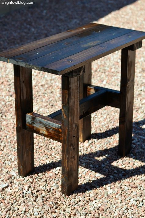 Diy Pallet End Table Easy, Diy Pallet Side Table Easy, Small Table Diy Wood, Diy Nightstand Ideas Easy, 2x4 End Table Diy, Diy Porch Table, Pallet End Tables, Refurbished Table, Small Outdoor Table