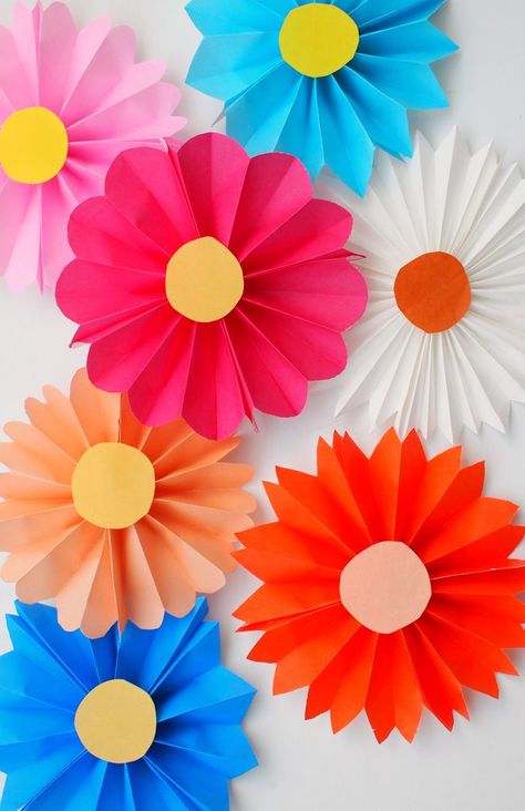 These accordion paper flowers are so easy to make that even a child can do it - pick bright, bold origami patterns to make them really stand out! Flowers Diy Easy, Construction Paper Flowers, Flowers For Kids, Folded Paper Flowers, Cucumber Trellis Diy, Paper Flowers For Kids, Trellis Diy, Paper Flowers Diy Easy, Cucumber Trellis