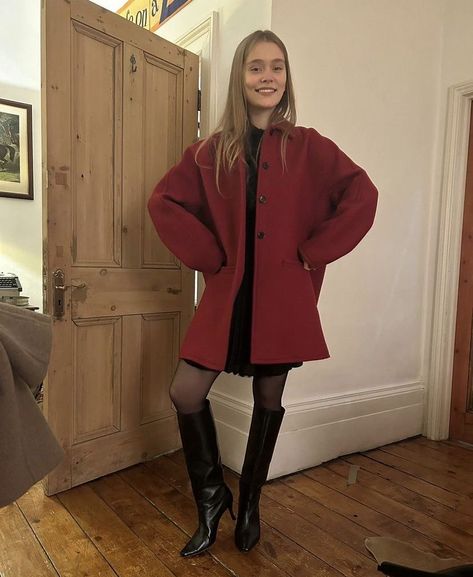 Red Coat Outfit, Coat Winter Outfit, Frazzled English Woman, Pattie Boyd, Red Wool Coat, The Cardigans, Smart Dressing, Quoi Porter, Warm Tights