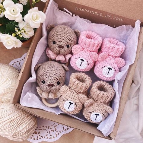 Newborn Gift Boxes, Crochet Baby Costumes, Crochet Baby Gifts, Crochet Baby Booties Pattern, Crochet Christmas Gifts, Baby Booties Pattern, Baby Crochet Patterns Free, Baby Shower Gift Basket, Baby Gift Hampers