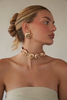 Jewellery Photography Inspiration, Bold Statement Jewelry, Shell Choker, Jewellery Photography, Dope Jewelry, Classy Jewelry, Jewelry Lookbook, Jewelry Photography, Gold Accessories