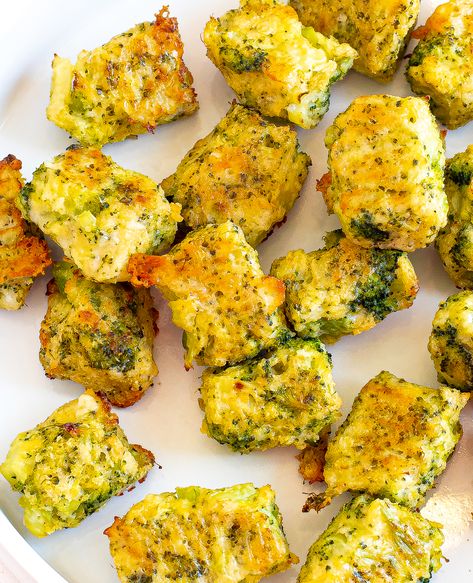 Broccoli Cheddar Tots Broccoli Cheese Tots, Diy Gifts For Baby, Brocoli And Cheese, Broccoli Tots Recipes, Easy Cheesy Broccoli, Cheese Tots, Broccoli Cheddar Bites, Easy Quick Dinners, Healthy Snack Ideas For Kids