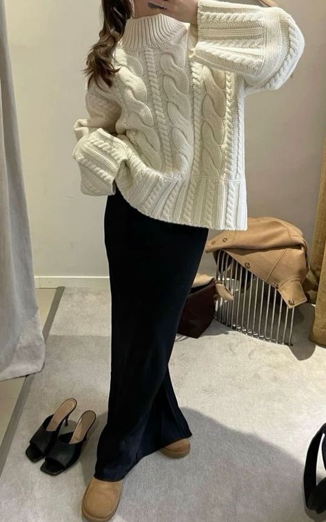 ugg tasman slippers outfit: chunky cable knit sweater and maxi skirt Winteroutfits Chic, Stile Blair Waldorf, Adrette Outfits, Estilo Hijab, Look Adidas, Fest Outfits, Estilo Indie, Sixth Form, Skandinavian Fashion