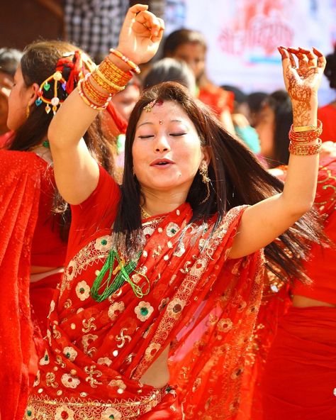 @whiterocktravels.com9 on Instagram: "Today the woman celebrating the Teej festival , during the Teej woman decorarte themself with all red as symbolic fertility & prosperity,they dance 💃 enjoy and have fun of joys.... "  #luxurydestination #luxuryexperience #luxuryholiday #luxurytours #luxurytravelmagazine Woman Celebrating, Teej Festival, Luxury Destinations, Dance Photos, Luxury Holidays, Morning Quotes, Fertility, Have Fun, Saree