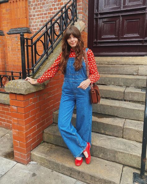 Sophia Rosemary on Instagram: "Ruby red shoes and possibly the best fitting dungarees I’ve ever owned (BOLD statements over here today). I will of course link in my…" 70s Overalls Outfit, 70s Dungarees, Cute Dungaree Outfits, Dungarees Outfit Aesthetic, Denim Dungarees Outfit, Dungaree Outfits, Salopette Outfit, Sophia Rosemary, Orange Converse