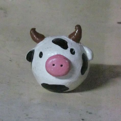 Clay cow 🐄 🐮 - - - #clay #cow #claysculpture #airdryclay Clay Whistles Ideas, Cow Pottery, Cow Clay, Ceramics Animals, Clay Cow, Animal Pottery, Ceramic Cow, Sculpture Art Clay, Pottery Inspiration