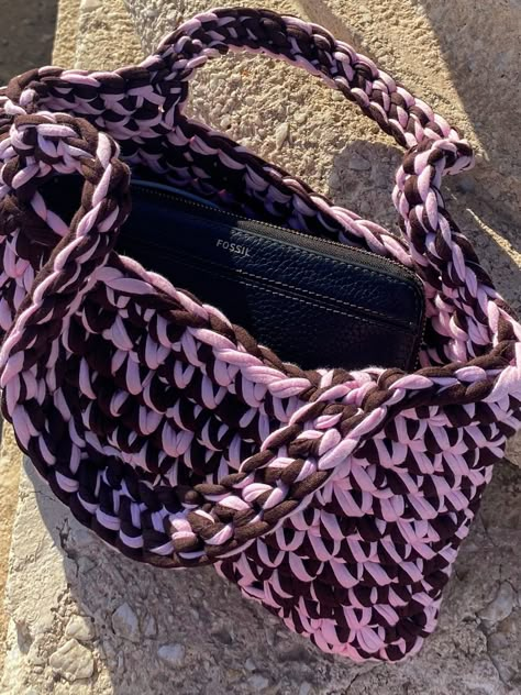 Chunky Bag Crochet, Thick Yarn Crochet, Big Crochet Bag, Flower Crochet Dress, Bag Patterns Crochet, Trendy Crochet Bag, Hand Bag Design, Crochet Top Free Pattern, Bag Free Crochet Pattern