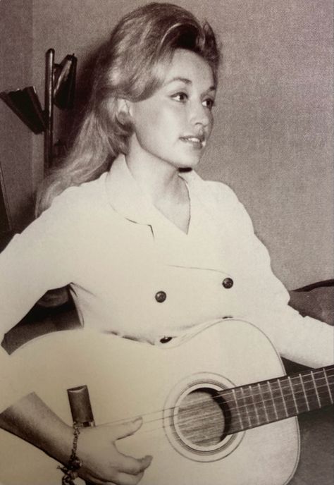 Dolly Parton Pictures, Western Aesthetic, Hello Dolly, Dolly Parton, Iconic Women, Vintage Beauty, Girl Crush, Inspirational Women, Sabrina Carpenter