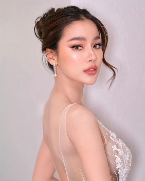 Soft Ethereal Bridal Makeup, Thai Bridal Makeup, Thai Makeup Looks Wedding, Graduation Look Makeup, Bride Makeup Asian, Korean Wedding Makeup, Grad Makeup, Bride Makeup Natural, Makeup Wisuda