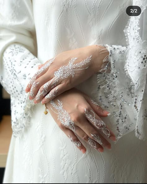 Wood Backdrop Wedding, Melayu Wedding, White Henna Tattoo, White Henna Designs, Malay Wedding Dress, Wedding Henna Designs, Nikah Outfit, Henna Nails, Henna Wedding