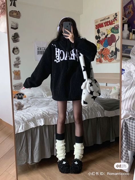 Oversized Sweater Outfit Korean, White Y2k Outfit, Leg Warmers Outfit Aesthetic, Outfits With Knee High Socks, Flare Leg Warmers, Outfit With Leg Warmers, Legwarmers Outfit, Sweater Outfits Korean, Arm Warmers Outfit