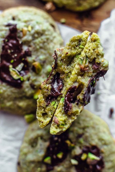 Pistachio Cookies Recipe, Chocolate Pistachio Cookies, Pistachio Recipes, Chocolate Pistachio, Pistachio Cookies, Savoury Cake, How Sweet Eats, Cookies Brownies, Cookies Recipe