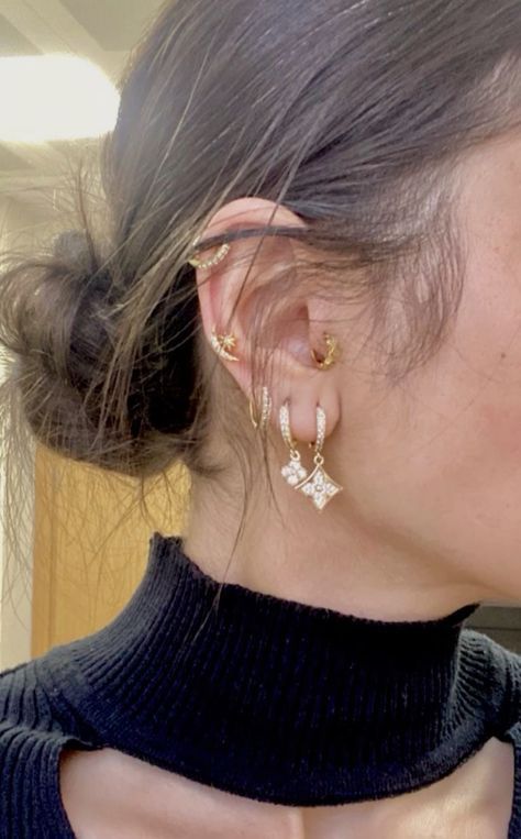 Discover the latest ear piercings inspo! Find stylish ideas to make your ear game unforgettable.#earpiercingideas #earcandy #piercinginspiration #curatedear #earstack #piercedears #jewelryinspo #daithpiercing #helixpiercing #piercingtrends Earings Piercings Aesthetic, Prom Jewelry Gold, Gold Prom Jewelry, Earring Stack Ideas, Earrings Van Cleef, Old Money Jewelry, Piercings Aesthetic, Helix Earrings Hoop, Jewelry 90s