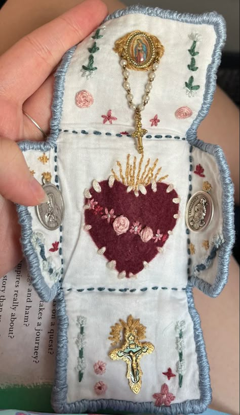 Diy Rosary Pouch, Pocket Alter Diy, Catholic Pocket Shrine, Pocket Shrine Catholic, Pocket Oratory Diy, Pocket Shrine Diy, Pocket Altar Catholic, Diy Catholic Gifts, Sacred Heart Embroidery