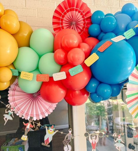 Love of Character | Life’s a circus 🎪 Cutest balloons for a birthday party! | Instagram Circus Theme Party Balloons, Circus First Birthday Party Boy, Birthday Party Instagram, Carnival First Birthday, Circus Party Ideas, Vintage Circus Party, Fall Carnival, Circus Theme Party, Twins 1st Birthdays