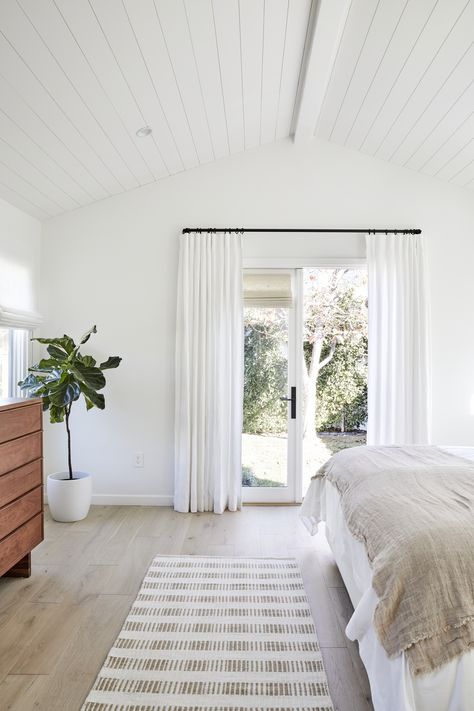 Modern Beach House Bedroom, California Coastal Interior Design, Wood Panel Bedroom, California Bedroom, Scandinavian Interior Bedroom, Barn Bedrooms, California Beach House, Chic Beach House, Bungalow Bedroom