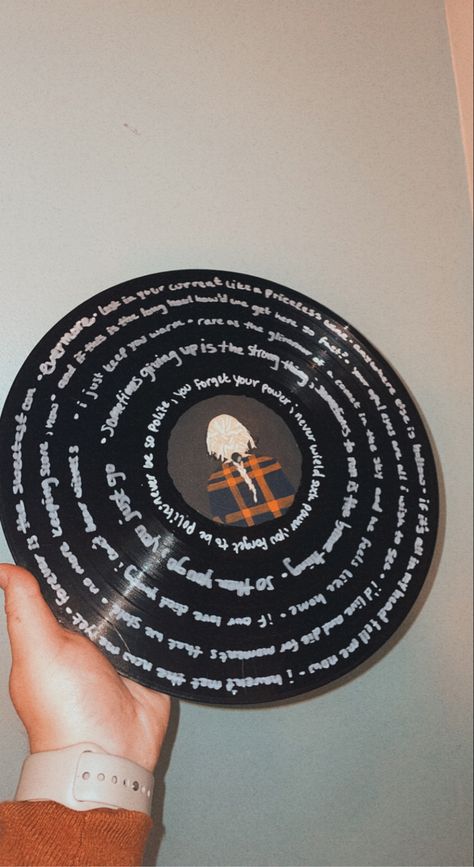 Taylor Swift Painted Vinyl, Vynil Record Painting, Vynal Record Art, Painting Vinyl Records, Record Painting Ideas, Vinyl Record Painting, Cd Idea, Vinyl Records Music, Painted Vinyl Records