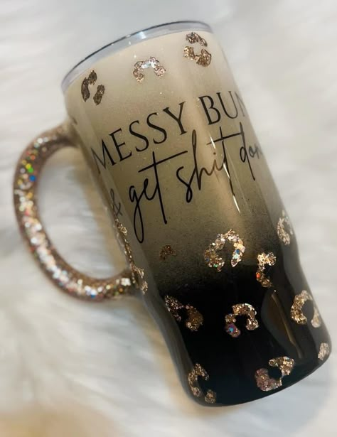 Trending Tumbler Ideas, Epoxy Cup Ideas For Women, Coffee Tumbler Ideas, Goft Ideas, Tumbler Design Ideas, Cricut Mugs, Monogramming Ideas, Yeti Cup Designs, Tumbler Quotes