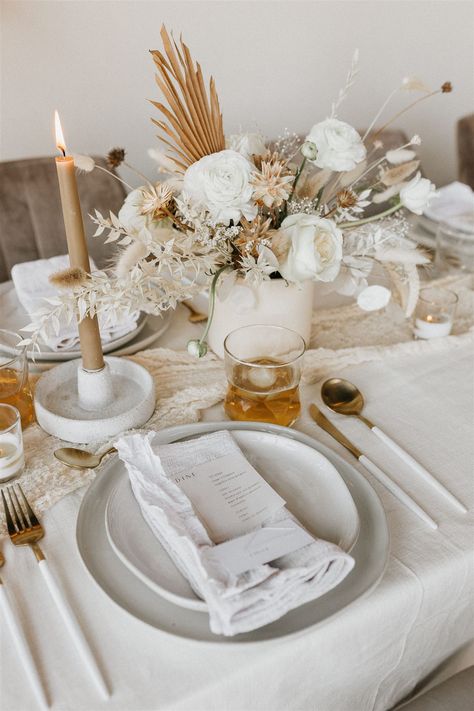 Modern white and neutral wedding tablescape with dried florals and beige and ivory tones Neutral Tablescape, Tablescape Wedding, Wedding Decor Table, Minimalist Dekor, Neutral Wedding Colors, Boho Beach Wedding, Beige Wedding, Wedding Dress Pictures, Neutral Wedding