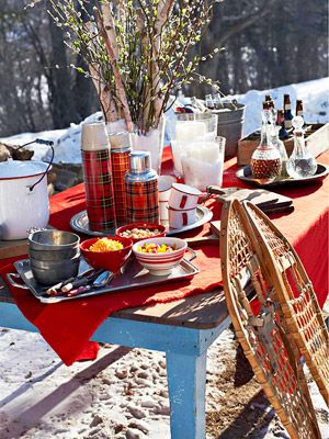 Set up on the ice so people can help themselves after skating, snowshoeing or cross country skiing.  Lake house idea Winter Outdoor Party, Outdoor Winter Party, Sledding Party, Ice Party, Kids Halloween Food, Winter Picnic, Holi Party, Ski Party, Apres Ski Party