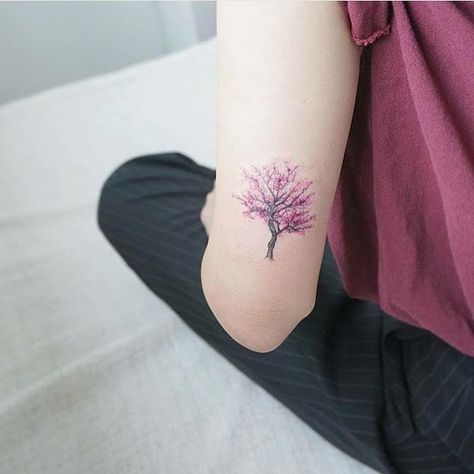 Sakura o flor de cerezo                                                                                                                                                                                 Más Best Tattoos Ever, Cherry Blossom Tree Tattoo, Blossom Tree Tattoo, Tattoo Son, Women Tattoo Ideas, Tattoo Tree, Pink Tattoo, Tree Tattoos, Tree Tattoo Designs