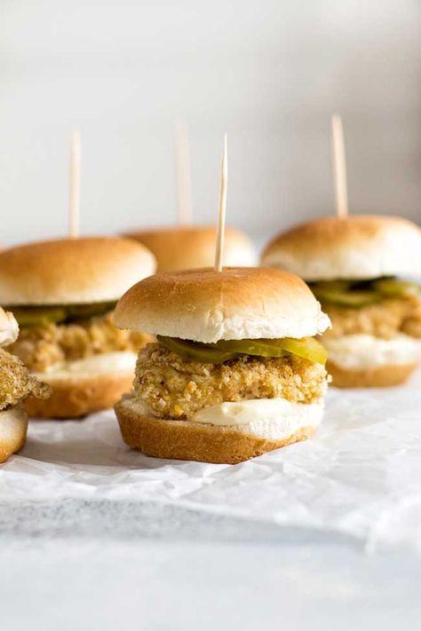 Crispy Baked Chicken Sliders #chicken #sandwiches #sliders #recipes #cooking #dinner #gameday #entertaining Lunch Ideas Chicken, Dessert Recipes Crockpot, Sliders Recipes, Mini Sliders, Super Bowl Recipes, Crispy Baked Chicken, Chicken Sliders, Slider Buns, Football Party Food