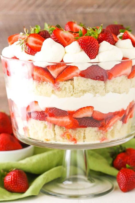 Shortcake Trifle, Trifle Recipes Easy, Strawberry Shortcake Trifle, Mousse Au Chocolat Torte, Trifle Dessert Recipes, Easy Strawberry Desserts, Easy Strawberry Shortcake, Strawberry Trifle, Trifle Recipes