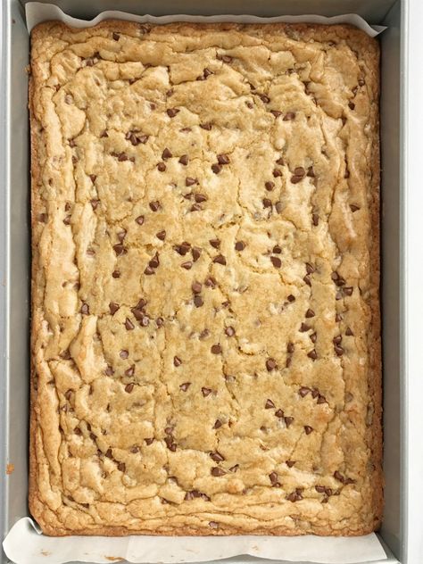 Cookie Blondies, Chocolate Chip Pan Cookies, Best Blondies, Chocolate Chip Cookie Bar, Chocolate Chip Cookie Bar Recipe, Blondie Recipes, Blondies Cookies, Yummy Bars, Blondie Bars