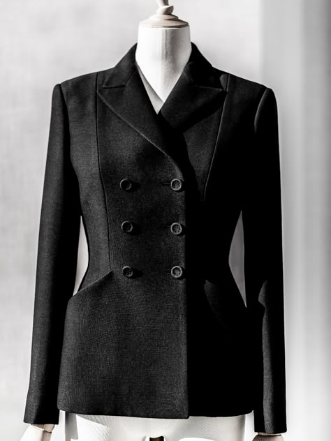 In the Dior ateliers, the new black double-breasted incarnation of the 'Bar' jacket by Maria Grazia Chiuri is first perfected in toile form before patterns are drafted and it is meticulously constructed to sublimate and flawlessly flatter the female form. Dior Bar, Bar Jacket, 1940s Suit, Dior Jacket, New Look Fashion, Style Moodboard, Burberry Trench Coat, Creation Couture, Silk Jacket