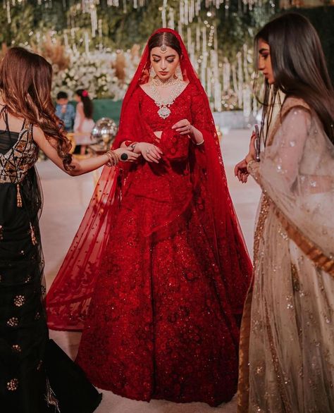 Pakistan Street Style (@pakistanstreetstyle) • Instagram photos and videos Red Bridal Lehenga Pakistani, Lehenga Designs 2023, Pakistan Street, Red Bridal Lehenga, Asian Wedding Dress Pakistani, Pakistan Street Style, Designer Bridal Lehenga Choli, Red Bridal Dress, Bridal Lehenga Designs