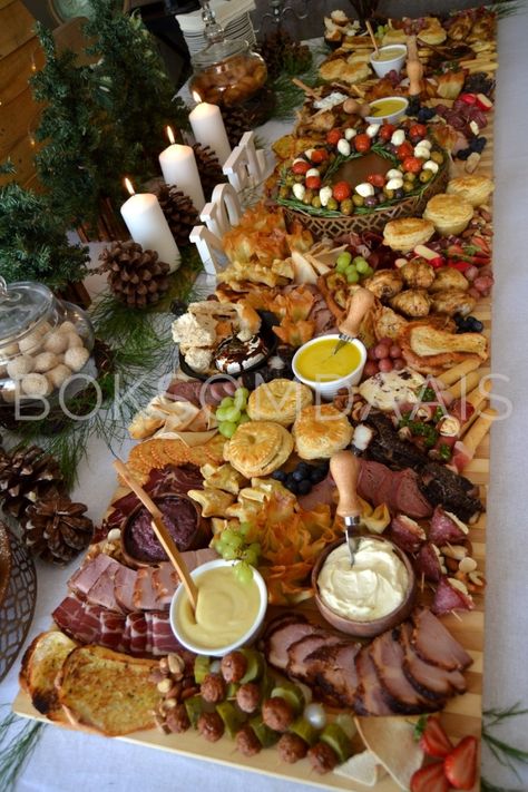 Christmas Dinner Table Decorations, Christmas Dinner Buffet, Christmas Party Buffet, Christmas Party Finger Foods, Christmas Buffet Table, Dinner Table Decorations, Christmas Party Snacks, Christmas Desserts Party, Christmas Potluck