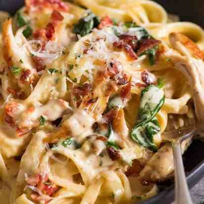 Creamy Chicken Pasta Recipes, Tomato Spinach, Fettuccine Alfredo Recipes, Creamy Chicken Pasta, Recipetin Eats, Sauce Chicken, Alfredo Sauce Recipe, Sundried Tomato, Chicken Pasta Recipes