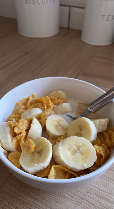 bananas and cornflakes cereal Loaded Cereal, Cereal Healthy, Healthy Food Hacks, Healthy Breakfast Food, Healthy Cereal Breakfast, Eating Food Funny, Food Healthy Breakfast, Healthy Cereal, Food Funny