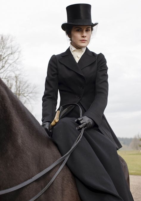 Lady Mary sidesaddle....loved the clothes in Downton Abbey ! Downton Abbey Season 1, Downton Abbey Costumes, Matthew Crawley, Lady Mary Crawley, Mary Crawley, Riding Habit, Downton Abbey Fashion, Equestrian Chic, Downton Abby