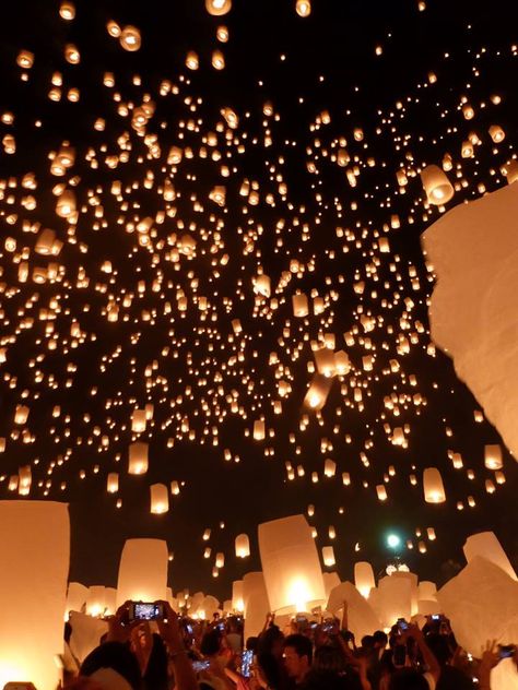 Yee Peng, Festival of lights Chiang Mai, Thailandia. Chiang Mai Thailand Lantern Festival, Chiang Mai Aesthetic, Thailand Lantern Festival, Lantern Festival Aesthetic, Flying Lantern, Festival Aesthetic, Floating Lanterns, Rise Festival, Georgia Aquarium