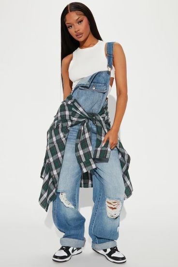 Ripped Jean Overalls, Iconic 90s Outfits Women Hip Hop, 90s Fashion For Black Women, 90s Looks Hip Hop, 90 Overalls Outfit, Unique Outfit Inspiration, 90s Fashion Overalls Outfits, Throw Back Outfits Spirit Week 90s, 90 Look Outfits 90s Fashion