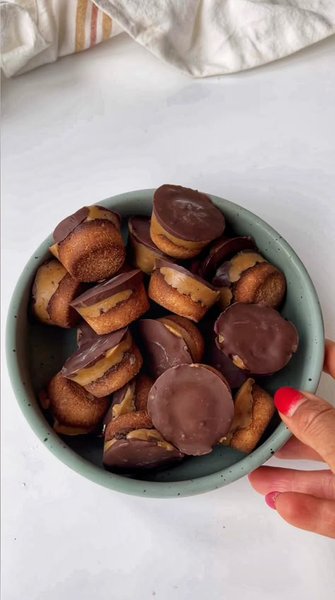 Healthy Twix bites (paleo, vegan) - danishealthyeats.com Twix Bites, Caramel Ingredients, Healthy Treats Recipes, Mini Bites, Cup Cup, Salted Chocolate, Vegan Pumpkin, Seed Butter, Oat Flour