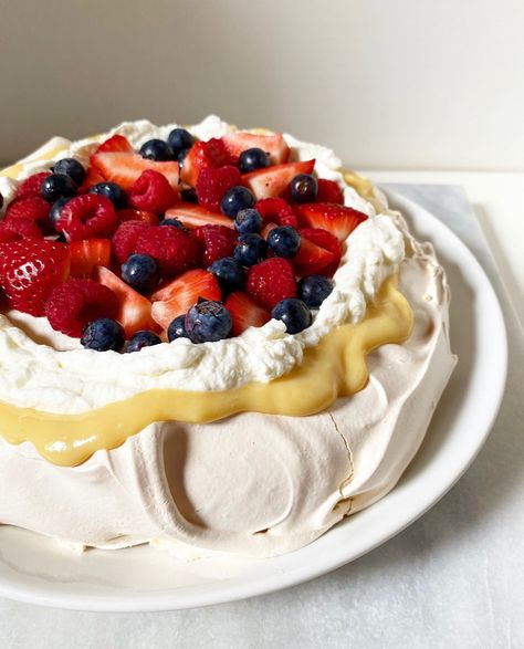 Pavlova With Lemon Curd, Pavlova Toppings, Pavlova Recipes, Cake With Frosting, Chocolate Quinoa, Pavlova Dessert, Quinoa Cake, Meringue Cake, Pavlova Recipe