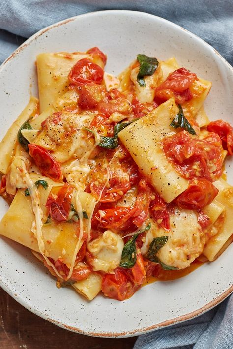 Scamorza Recipes, Paccheri Pasta Recipes, Scamorza Cheese, Tomato Pasta Recipe, Cherry Tomato Pasta, Vegetarian Pasta Recipes, Basil Recipes, Tomato Pasta Sauce, Savory Pies