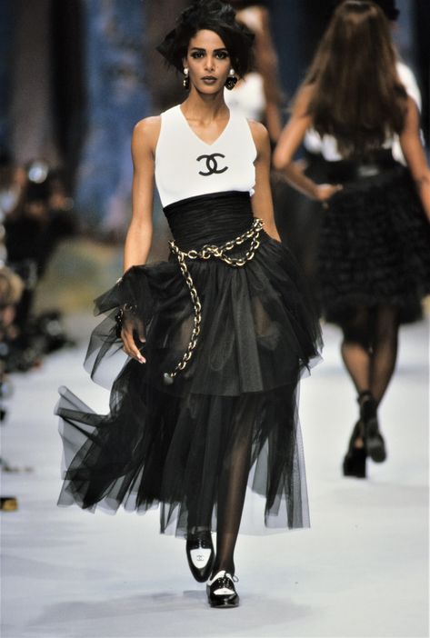 A Line Of Beauty, Chanel 90s, 90s Chanel, Coco Chanel Fashion, Chanel Fashion Show, 90s Runway Fashion, Chanel Runway, Mode Chanel, Original Supermodels