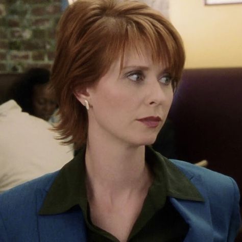 miranda hobbes icon Miranda Hobbs Hair, Miranda Hobbes Season 1, Miranda Hobbes Hair, Miranda Hobbes Aesthetic, Miranda Satc, Miranda Hobbs, Satc Outfits, Miranda Hobbes, Carrie Bradshaw Outfits