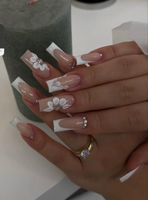 Acrylic Nail Flowers 3d, White Nails With White Flowers, Nail Inspo Acrylic White, Nails White With Design, White Acrylics With Design, Acrylic Nails White Design, White French Tip Ideas, French Tip Acrylic Nails With Flower, French Tip Flower Design