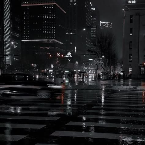 City Icon Aesthetic, Night Landscape Photography, City Rain, Rainy City, Rain Wallpapers, Black And White City, City Icon, Night Rain, City Background