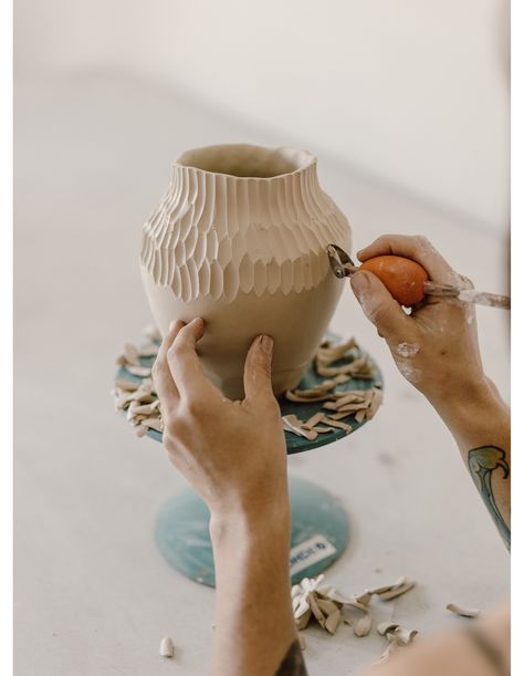 Flower Pot Ceramic Ideas, Diy Ceramics Ideas, Main Bedroom Decor, Main Bedroom Decor Ideas, Clay Decor Ideas, Ceramics Ideas Pottery Inspiration, Ceramic Pots For Plants, Modern Master Suite, Ceramic Carving