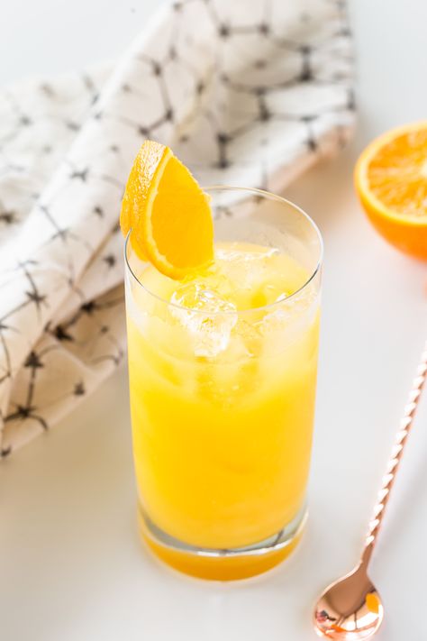 Brunch is an excellent opportunity to mix up cocktails for friends. These drink recipes are light, fruity, and ideal for the midmorning meal. Screwdriver Drink Recipe, Screwdriver Drink, Orange Juice And Vodka, Orange Juice Recipes, Vodka Recipes Drinks, Happy Hour At Home, Fruit Juice Recipes, Orange Vodka, Peach Lemonade