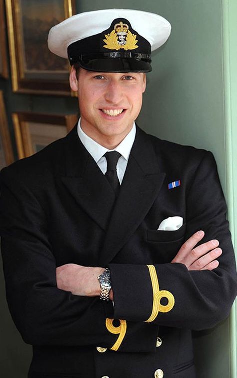 Royal Navy Uniform, Principe William Y Kate, Man In Uniform, Prince William Family, Prince William Et Kate, News Logo, Diana Williams, Prins William, Princesa Real